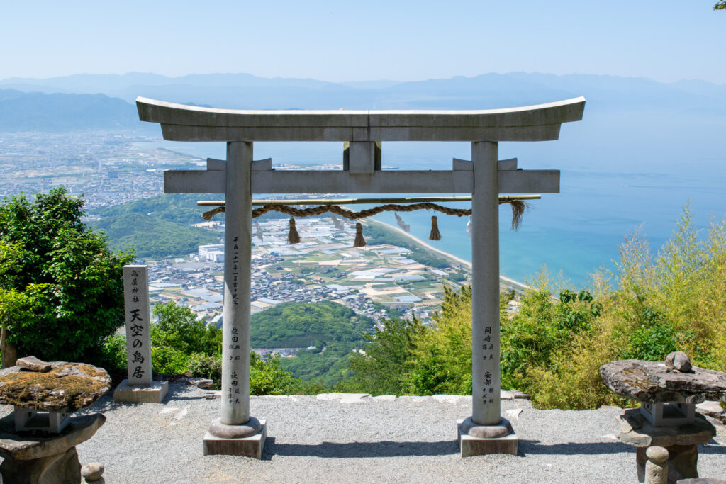 香川県観音寺市の高屋神社本宮にある天空の鳥居と瀬戸内海の眺め