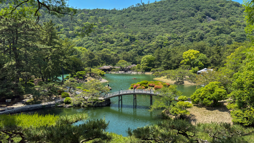 栗林公園の新緑と池を眺める香川ひとり旅の風景