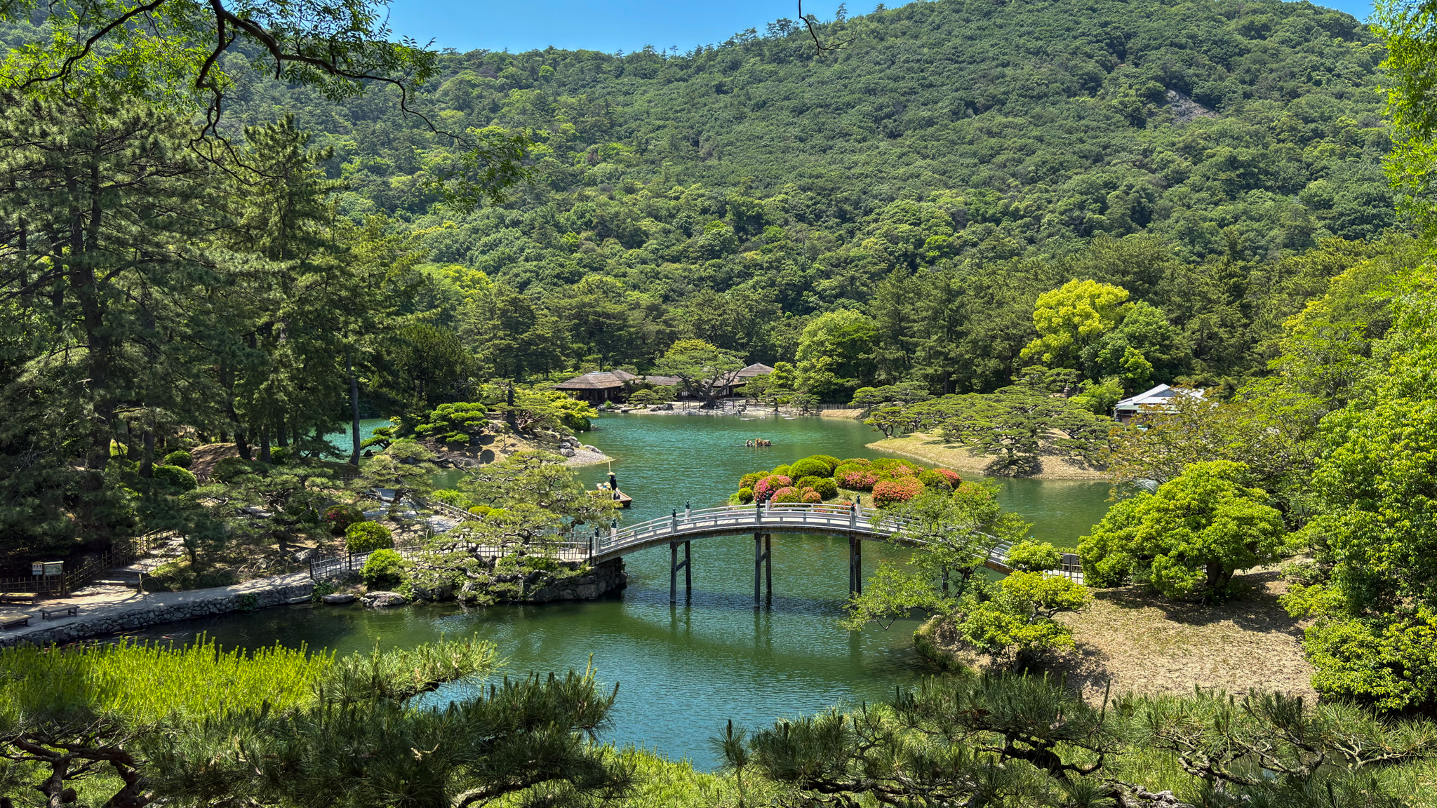 栗林公園の新緑と池を眺める香川ひとり旅の風景