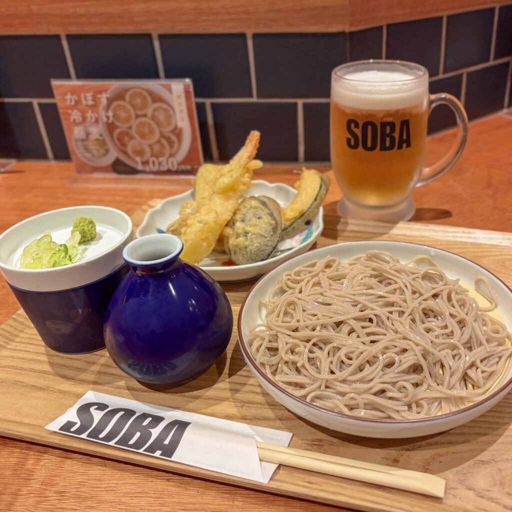コチソバ博多店で注文した十割もりそばと天ぷら盛り、SOBAのロゴ入りジョッキに注がれたビール