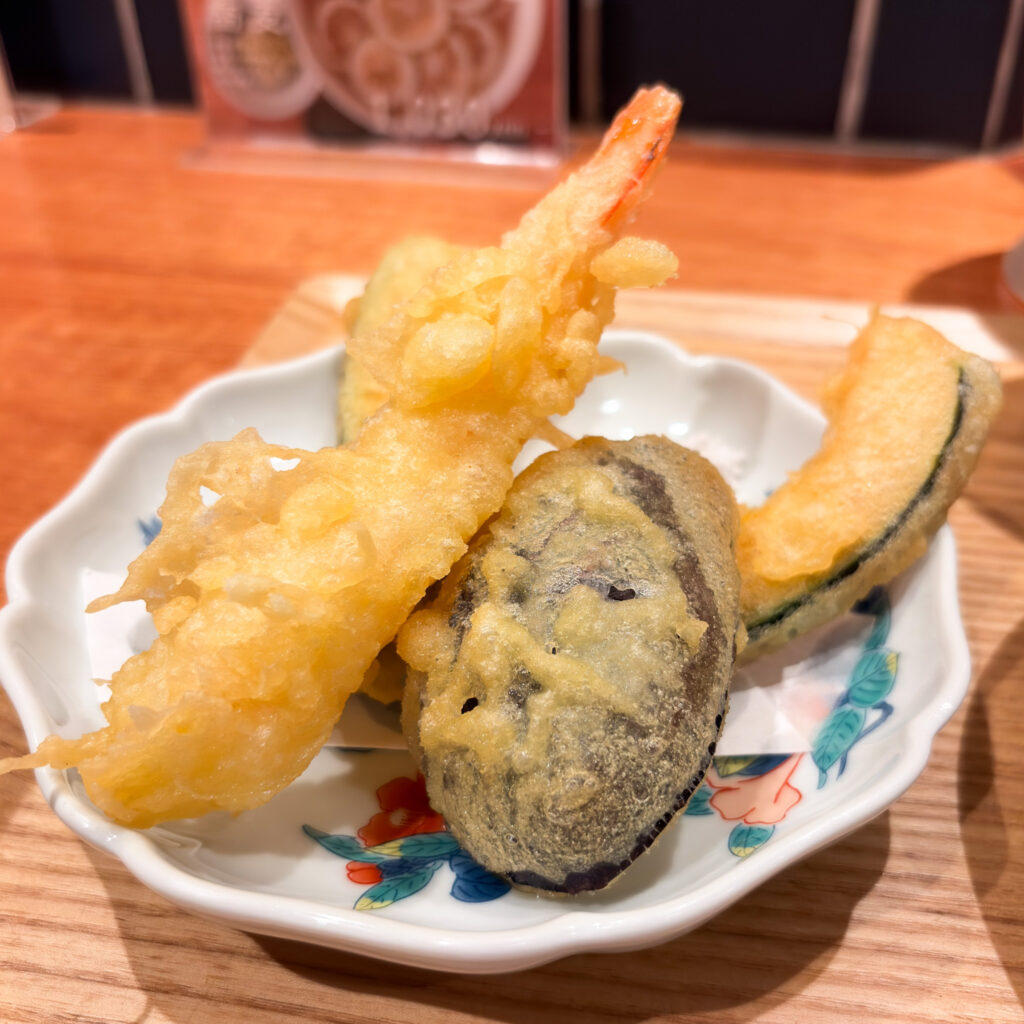 コチソバ博多店の天ぷらセットに付く、えび、なす、かぼちゃ、しいたけの天ぷら盛り合わせ