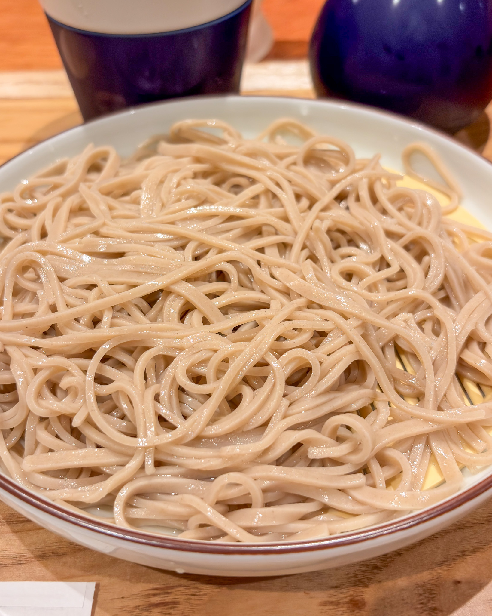 コチソバ博多店の十割もりそば。ざるに盛られた蕎麦の麺をアップで撮影