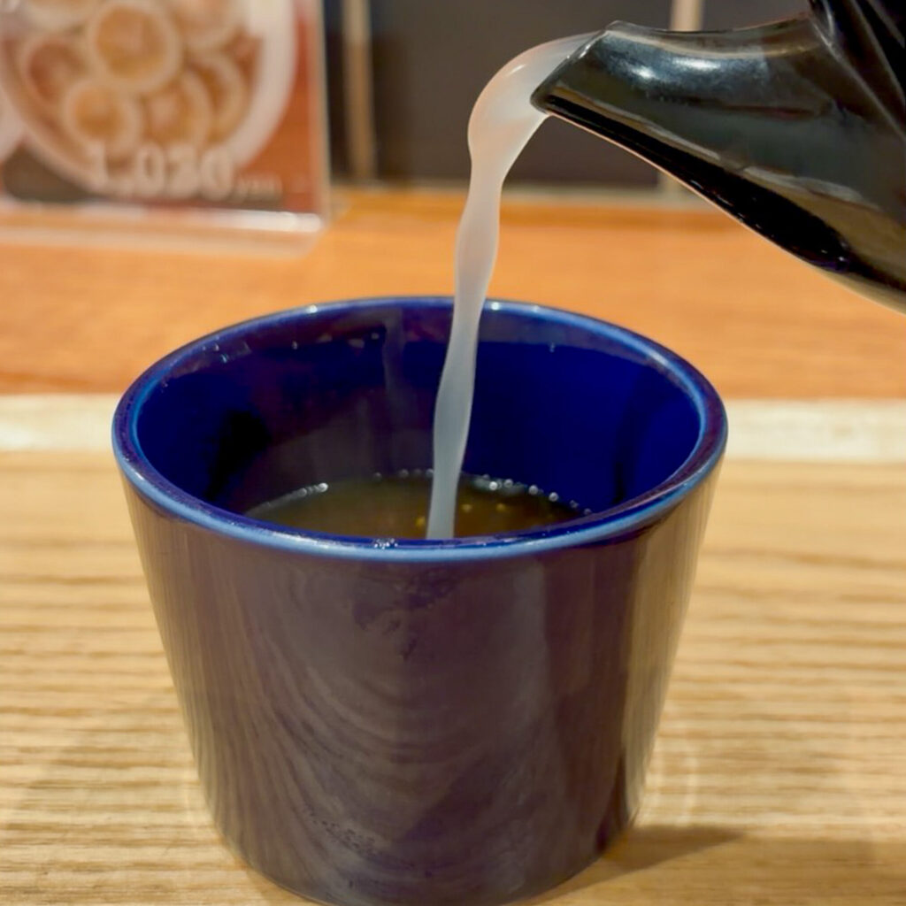 コチソバ博多店で食後にいただいた白く濁ったとろみのある蕎麦湯